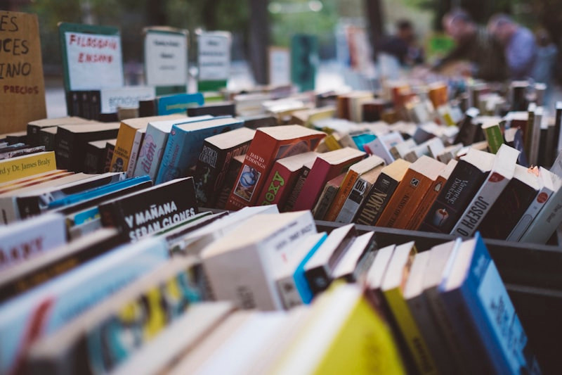 Tumpukan kecil buku dalam cahaya alami yang lembut