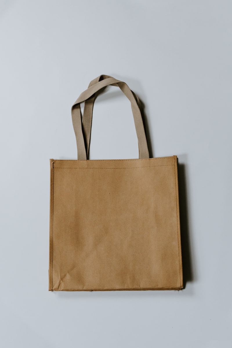 Tas tote kanvas natural polos berdiri dengan latar terang