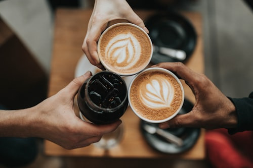 Secangkir kopi hangat di meja terang