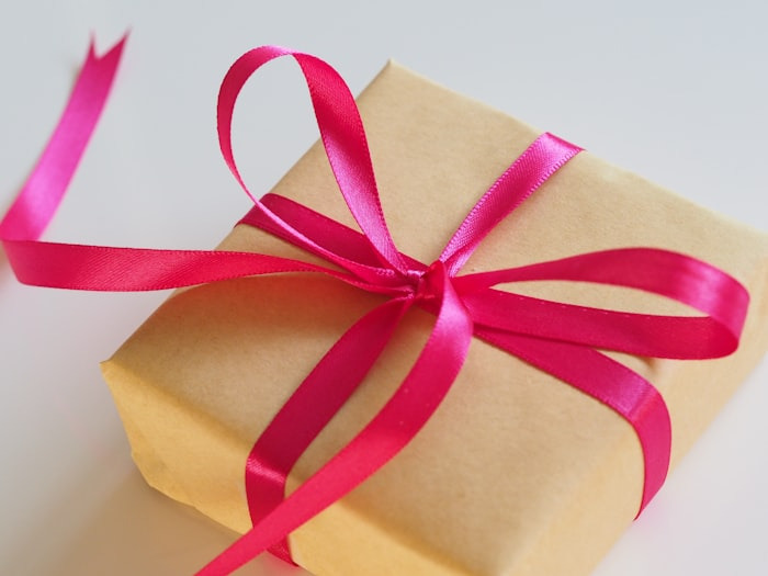 Paket terbungkus kertas kraft daur ulang dan diikat pita